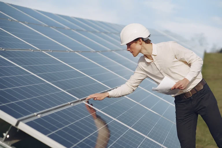 Painéis de energia solar em telhado residencial em Brasília — projeto E2 Soluções