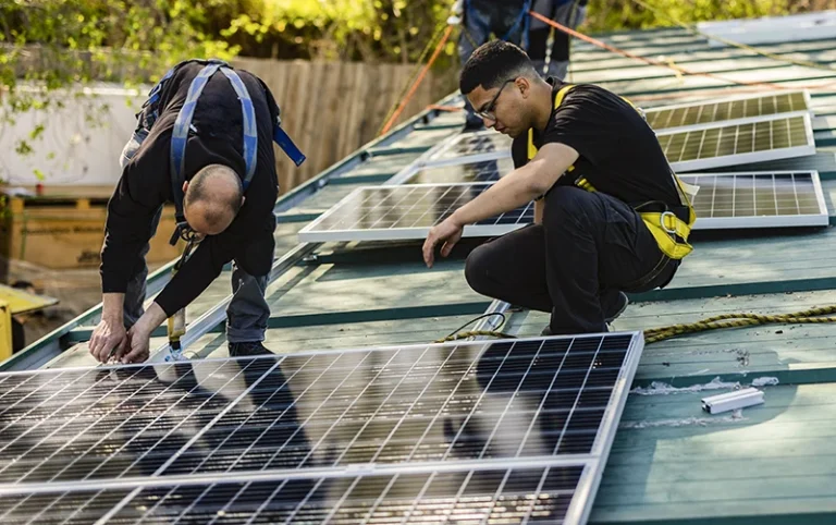 Usina de energia solar fotovoltaica em telhado de empresa no Distrito Federal