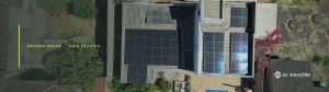Vista aérea de usina fotovoltaica instalada pela E2 Soluções cobrindo o telhado de um edifício no Distrito Federal