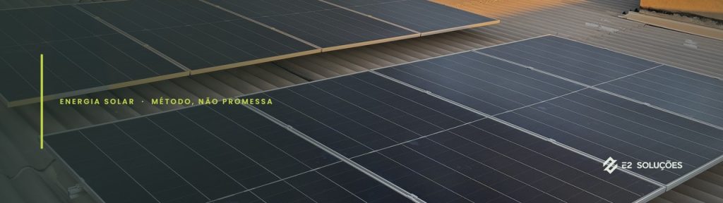 Módulos fotovoltaicos instalados pela E2 Soluções em telhado metálico no Distrito Federal, ao fim da tarde