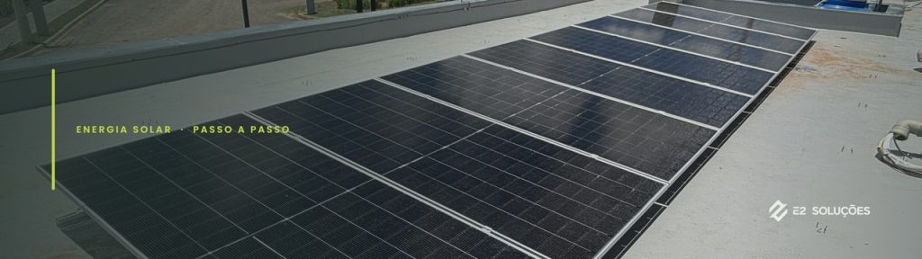 Usina fotovoltaica instalada pela E2 Soluções em laje de empreendimento no Distrito Federal