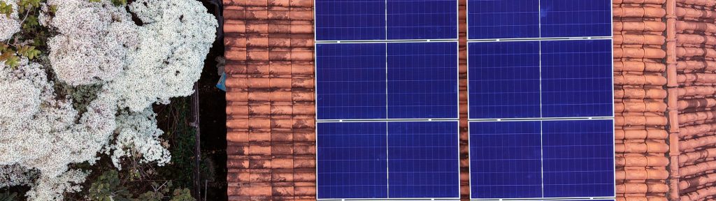 Sistema fotovoltaico instalado pela E2 Solucoes em telhado colonial no Distrito Federal