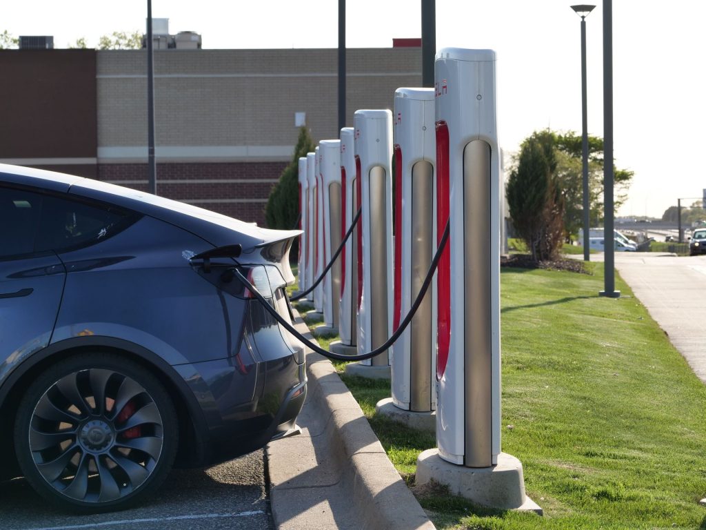 Fileira de carregadores rápidos DC com carro elétrico conectado