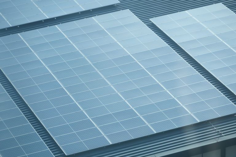 Painéis fotovoltaicos instalados em telhado metálico