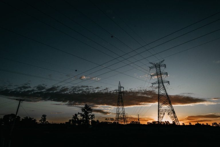 Torres de transmissão de energia ao entardecer