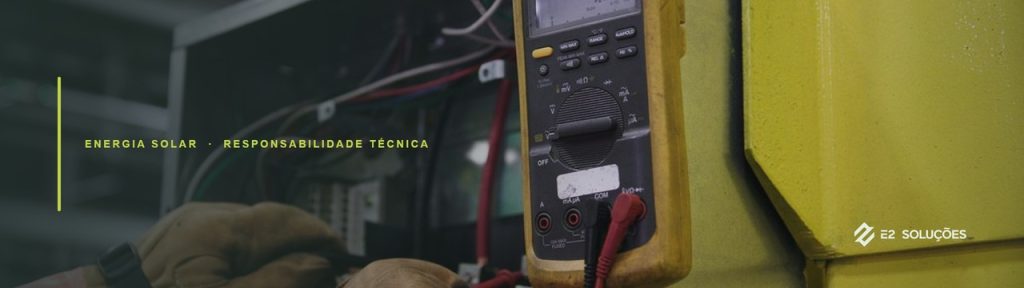 Técnico medindo tensão com multímetro em quadro elétrico de sistema fotovoltaico
