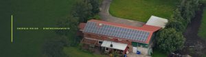 Vista aérea de uma casa com o telhado inteiramente coberto por módulos fotovoltaicos