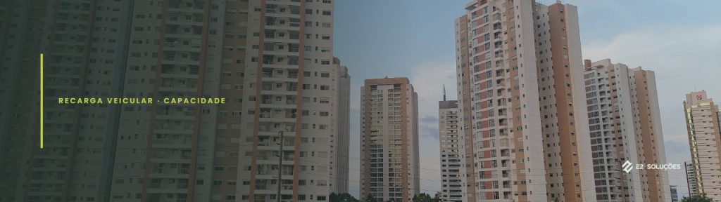 Torres residenciais vistas de baixo, em dia claro