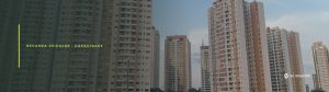 Torres residenciais vistas de baixo, em dia claro